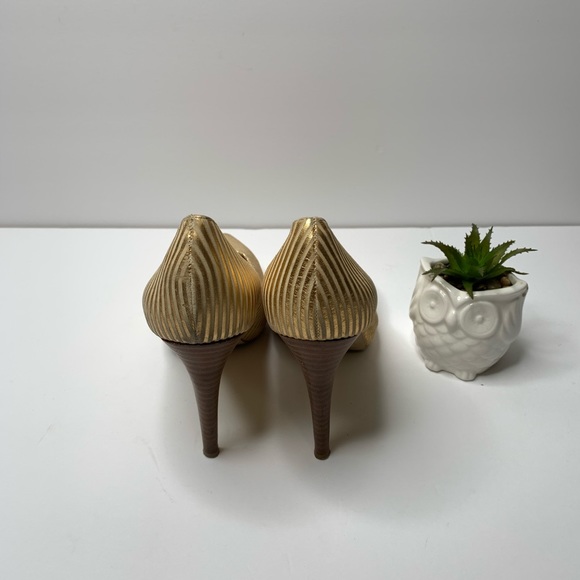 GIANNI BINI Gold Striped Closed Toe Pumps Heels - Picture 3 of 4